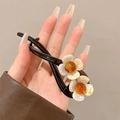 Pince à cheveux vintage française avec deux motifs de fleurs blanches sur base torsadée - Pince Torsadée Noire / Fleur abricot