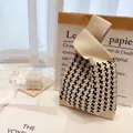 Gestrickte Handgelenktasche mit Hahnentrittmuster und stilvollem Knotengriff - Gebrochenes Weiß