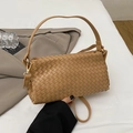 Borsa a spalla intrecciata minimalista color caramello con dettagli in pelle e ganci oro - Cachi