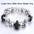 Bracciale da uomo in acciaio inossidabile stile biker con teschi neri e argento - Stile Catena Teschio (KB57087-BD)