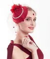 Dettaglio di cappello a tamburello rosso da sposa con piume, perline e velina a rete - Borgogna