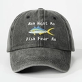 Λεπτομέρεια κεντήματος Men Want Me Fish Fear Me σε γκρι βαμβακερό καπέλο μπέιζμπολ - Ρυθμιζόμενο / Μαύρο