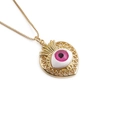Collier à pendentif cœur évidé doré avec un détail d'œil rose sur fond blanc - Rose