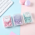 Set de punaises pastel en rose, violet et vert menthe dans des boîtes transparentes - Petites Punaises
