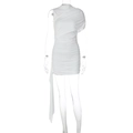 Detailweergave van witte off-the-shoulder mini-jurk met elegante plooien en lintaccenten - S / Wit