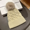 Dicke beige Zopfstrickmütze mit großem flauschigem Pompon für warme Wintertage - Einheitsgröße / Beige