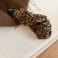 Detailaufnahme der Haarklammer mit Leopardenmuster aus Satin und robustem Kunststoff - Bananenspange / Kaffee Leopard