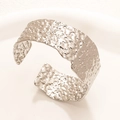 Brazalete ancho martillado irregular en acero plateado con textura de ondas - Color Acero