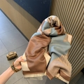 Écharpe rayée marron et bleue style cachemire avec franges tenue par la main - Marron Beige Bleu Patchwork / Marron
