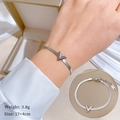 Dettaglio del bracciale a catena con pendente a V in argento con incisione S.STEEL e misure - Acciaio (T114)