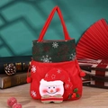 Vista detallada de una bolsa de regalo de Navidad con muñeco de nieve 3D y bordados - Muñeco de Nieve con Cuello de Copo de Nieve