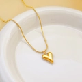 Collana minimalista in titanio dorato con cuore su un piatto di ceramica bianca - Collana Con Catena a Palline a Cuore / Oro
