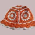 Handgefertigter Häkel-Fischerhut in Orange und Weiß mit Vintage-Blumenmuster für Damen - M (56-58cm) / Oranger Hut mit fünf Blumen