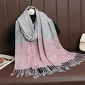 Sciarpa scialle in viscosa grigia e rosa con motivo paisley e nappe su manichino - Patchwork Paisley Grigio Rosa