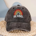 Berretto in cotone nero lavato con ricamo arcobaleno Be Kind su tappetino - Regolabile / Nero Lavato