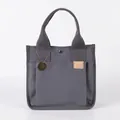 Borsa tote minimalista in tela grigia con tasca frontale e ciondolo in metallo - grigio scuro