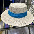 Flacher Strohhut in Beige mit blauem Band für den Sommer am Strand geeignet - Beiger Hut Mit Blauem Band