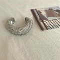 Dettaglio del bracciale rigido argento largo con trama a pieghe di lava irregolari - Argento