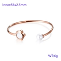 Brazalete abierto de oro rosa con flor y perla, diámetro interior de 56x2.5mm - Oro Rosa (KB123094-K)