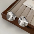 Vue détaillée de boucles d'oreilles argentées torsadées au design de métal fondu sur velours - Tige en Argent Plaqué Or (49#)