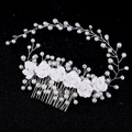 Pettine per capelli da sposa con rose di ceramica bianche, perle e cristalli argentati - Pettine per capelli / Argento