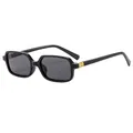 Gafas de sol cuadradas negras con bisagra dorada texturizada y lentes oscuras - Montura Negra Lente Gris