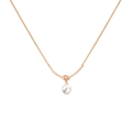 Dettaglio del ciondolo a nodo in oro rosa con perla bianca su catena a maglia quadrata - Oro rosa