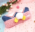 Dettaglio dell'astuccio in peluche con coda di anatra 3D e graziose zampe gialle - Rosa antico