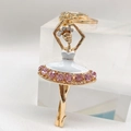Dettaglio portachiavi ballerina con strass rosa e finitura in smalto bianco lucido - Bianco
