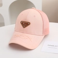 Vista dettagliata del cappellino rosa per bambini con tesa sfrangiata e pannelli mesh - Etichetta Triangolare (Rosa)