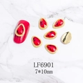 Detalle de gema roja para uñas en forma de gota con borde dorado sobre fondo de mármol - Marco Dorado-Gota de Agua-Rojo(6901)