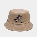 Dettaglio del ricamo a forma di libellula colorata sul cappello alla pescatora beige in cotone - M (56-58cm) / Cachi