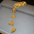 Detail eines chinesischen Gold-Haarschmucks mit Blumenmustern und bunten Edelsteinen - Entenschnabel-Clip (Einzeln) / Gold