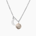 Détail du pendentif lune argentée et pierre de marbre sur collier en acier inoxydable - Pin Blanc Acier