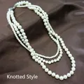 Elegante dreilagige weiße Perlenkette im geknoteten Design mit Silberverschluss - Geknoteter Stil