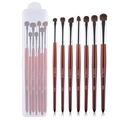 Vue détaillée du lot de 7 pinceaux de maquillage yeux avec manches en bois brun-rouge - 7 Pièces Manche en Bois de Redwood Pointu avec Boîte Transparente