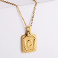 Dettaglio di un ciondolo rettangolare placcato oro 18K con lettera C in rilievo e trama solare - Lettera C