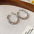 Λεπτομέρεια από ασημένια σκουλαρίκια κρίκους με υφή σε κομψό ξύλινο δίσκο - 71# Ασημένιο στέλεχος σκουλαρικιού - Ασημί