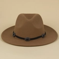 Détail d'un chapeau fedora en laine marron avec ruban noir et boucles métalliques argentées - M (56-58cm) / Khaki (Corde Noire)