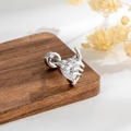 Zilveren skelethand met hartvormige zirkoon en schroefsluiting stud oorbel voor dames - Linkerhand Witte Stijl (A1018-4)