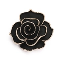 Dettaglio ravvicinato di una spilla a rosa nera vintage con eleganti bordi dorati - 1# Oro