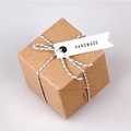 Braune Kraftpapier-Geschenkbox mit handgefertigtem Etikett und gestreifter Baumwollschnur - Handgefertigter Anhänger / 5.7*1.7cm