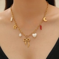 Dettaglio della collana placcata oro 18K con ciondoli a farfalla, luna e perle - Combinazione Divertente di Ciondoli Misti (04) / Oro