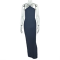 Detail van elegante donkerblauwe halterjurk met nauwsluitende pasvorm en open rugpand - S / Zwart