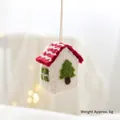 Casetta in lana cotta fatta a mano con dettaglio albero per decoro natalizio - Casa di Natale