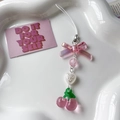 Dettaglio del cinturino per telefono fatto a mano con perle rosa a ciliegia e fragola su piatto - Ciliegia Rosa