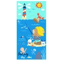 Microvezel strandlaken met een vissende beer bij een vuurtoren en diverse zeedieren - Cartoon 819 Visbeer