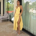 Eng anliegendes rückenfreies Neckholder-Kleid in Gelb mit Beinschlitz und Ausschnitt - Gelb