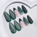 Uñas postizas 3D verdes onduladas con efecto ojo de gato y forma de almendra en bandeja - Ojo de Gato Verde y Gota de Agua 3D (DS98)