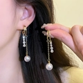 Detalle de pendientes largos dorados con circonitas y una perla blanca en la oreja - Borla de Perla de Circonia de Doble Anillo (A1606) / Dorado